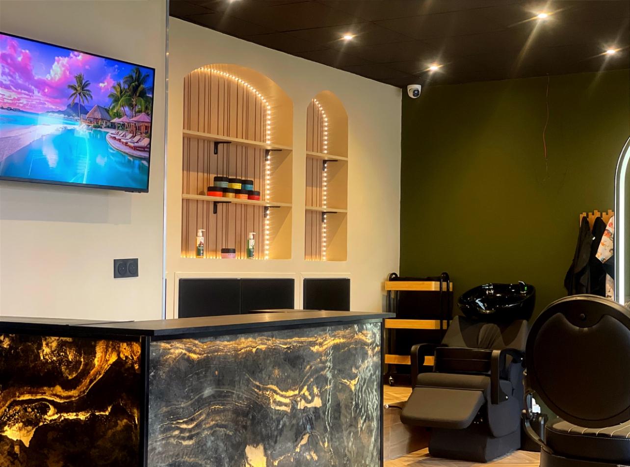 Espace accueil et produits du salon Rituel Barber